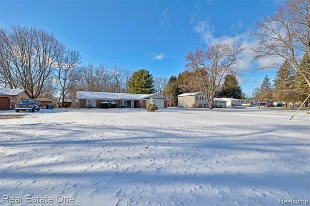 14334 Swanee Beach Drive, Fenton, MI 48430
