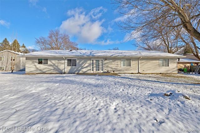 14334 Swanee Beach Drive, Fenton, MI 48430