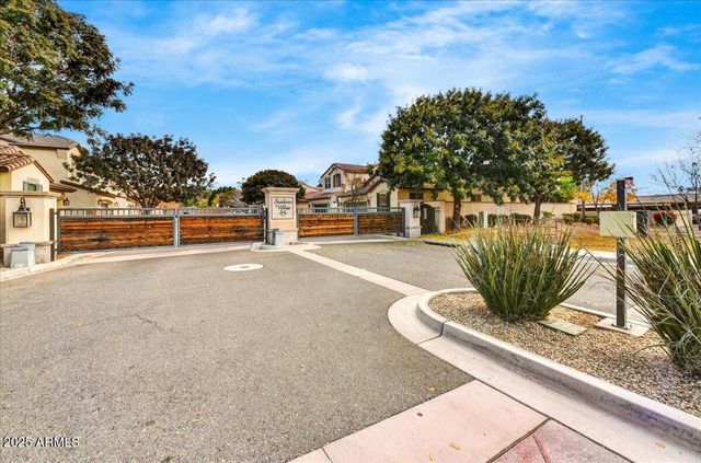 7 E LAURIE Lane, Phoenix, AZ 85020