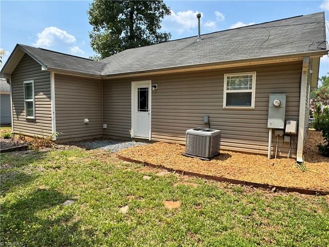 3236 Ridgewood Place Drive, Winston-salem, NC 27107