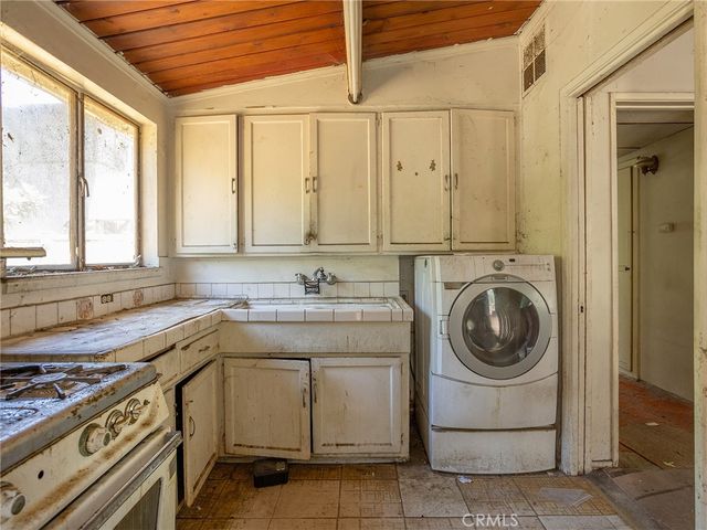14301 Roscoe Boulevard, Panorama City, CA 91402