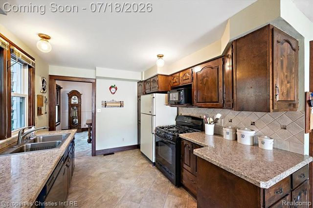 21709 Tenny Street, Dearborn, MI 48124