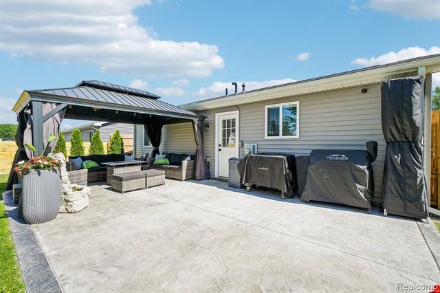 2602 Pontiac Lake Road, Waterford, MI 48328