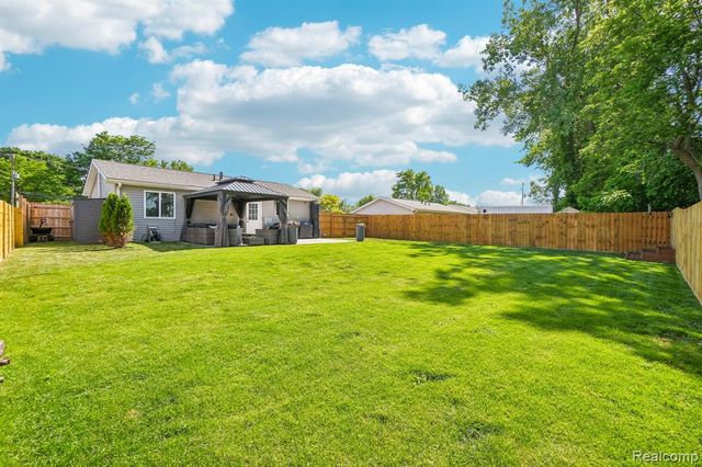2602 Pontiac Lake Road, Waterford, MI 48328