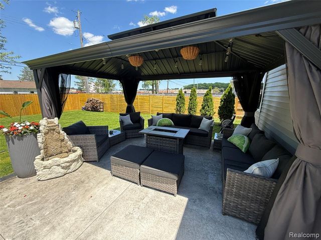 2602 Pontiac Lake Road, Waterford, MI 48328