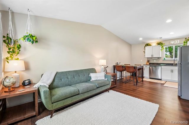 2602 Pontiac Lake Road, Waterford, MI 48328