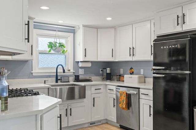 9 Mayflower Ave, Weymouth, MA 02191