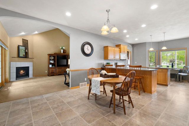 3700 S HAMPTON COURT, Appleton, WI 54915
