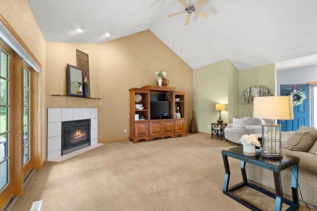 3700 S HAMPTON COURT, Appleton, WI 54915