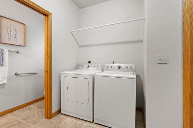 3700 S HAMPTON COURT, Appleton, WI 54915