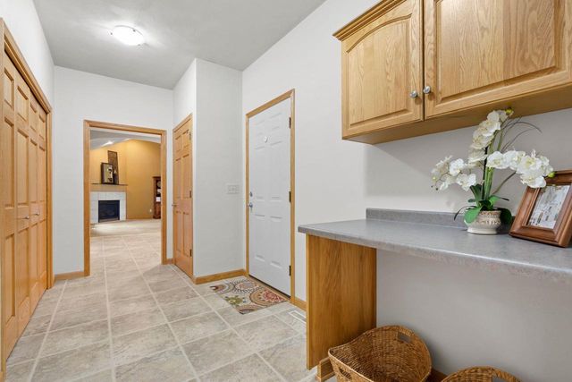 3700 S HAMPTON COURT, Appleton, WI 54915