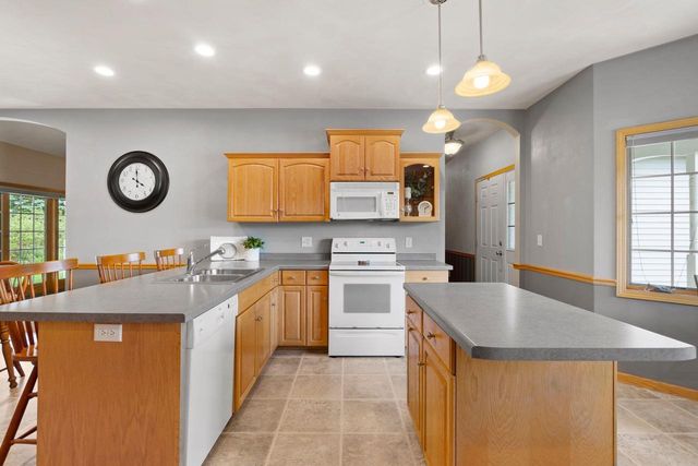 3700 S HAMPTON COURT, Appleton, WI 54915