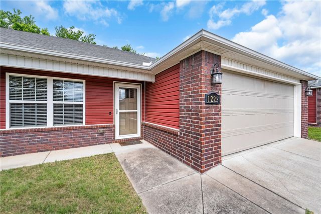 1223 S Springfield Drive, Fayetteville, AR 72704