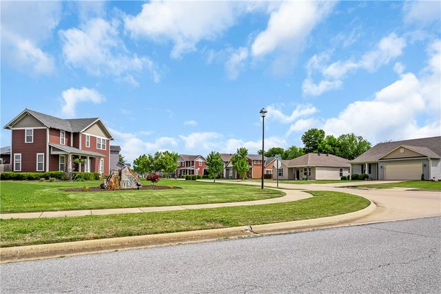 1223 S Springfield Drive, Fayetteville, AR 72704