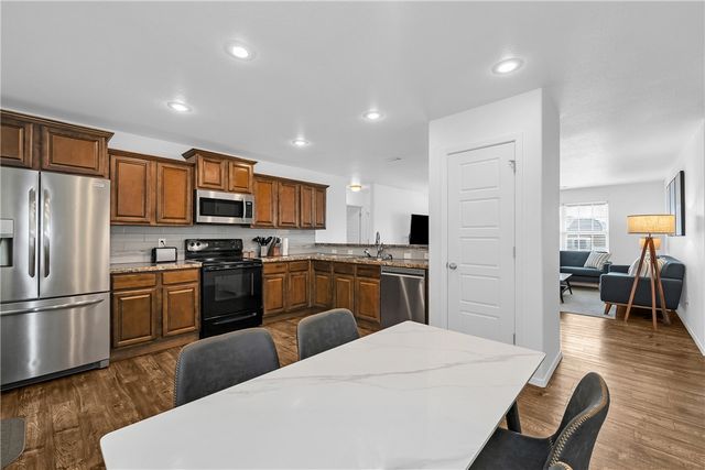 1223 S Springfield Drive, Fayetteville, AR 72704