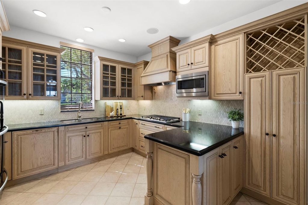 Image 20 of property listing at 5010 BAYSHORE BOULEVARD 4, Tampa, FL 33611