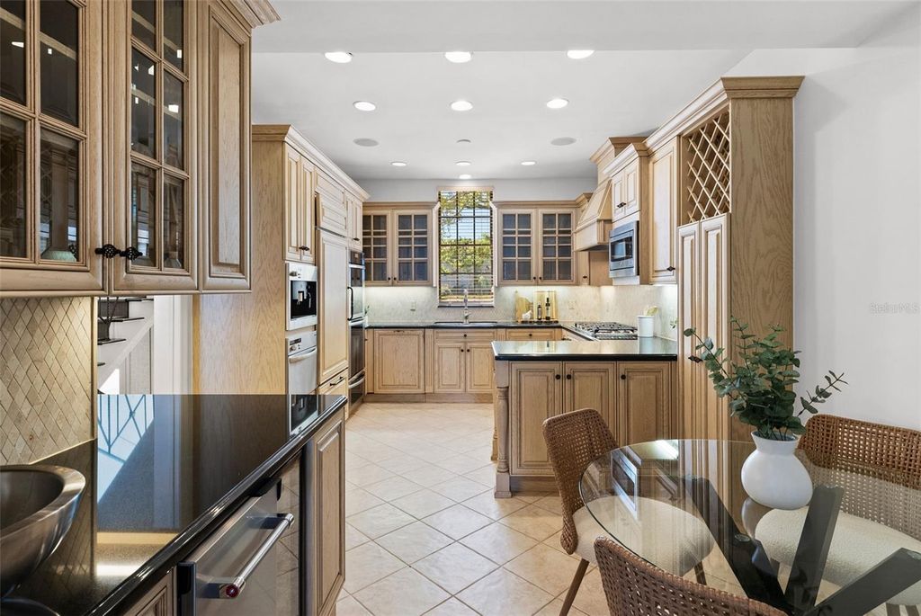 Image 4 of property listing at 5010 BAYSHORE BOULEVARD 4, Tampa, FL 33611