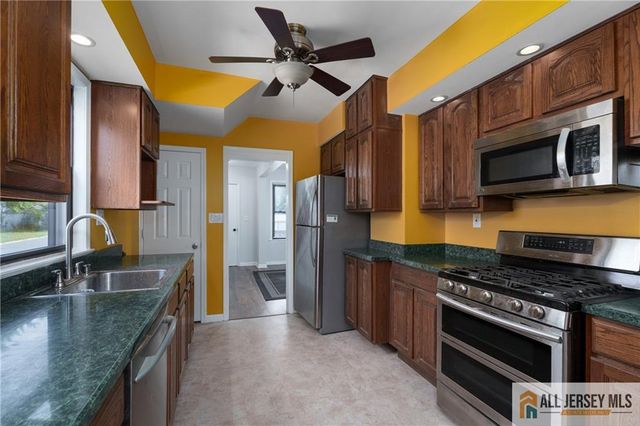 12 Fox Road, Edison, NJ 08817