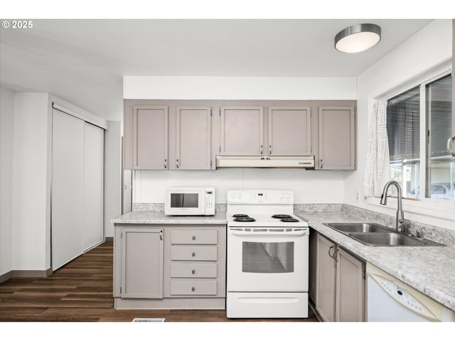 1199 N TERRY St 113, Eugene, OR 97402