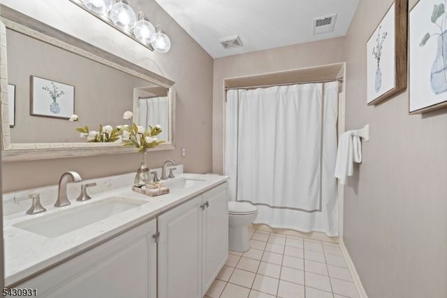 2 Smith Ct, Hillsborough Twp., NJ 08844