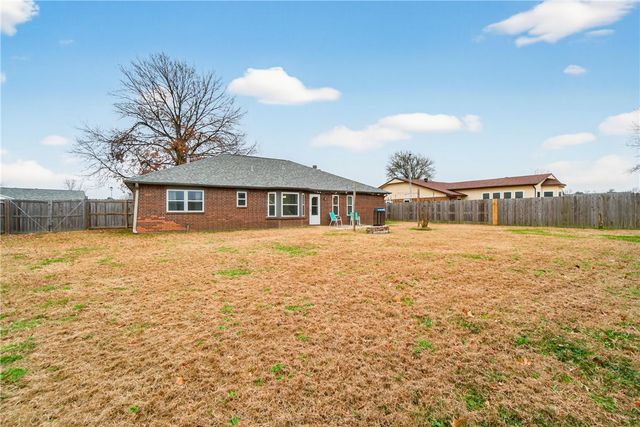 2006 11th Street, Rogers, AR 72758