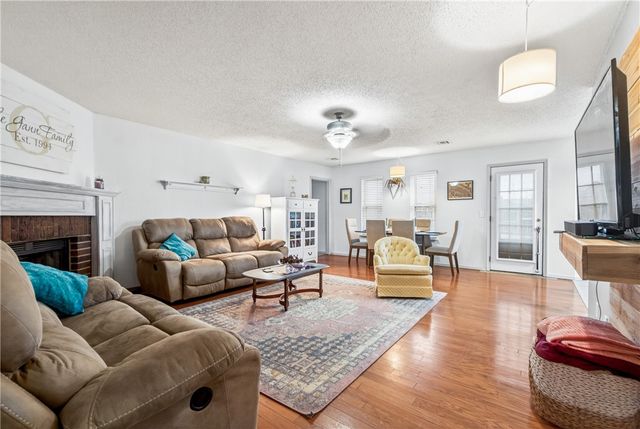 2006 11th Street, Rogers, AR 72758