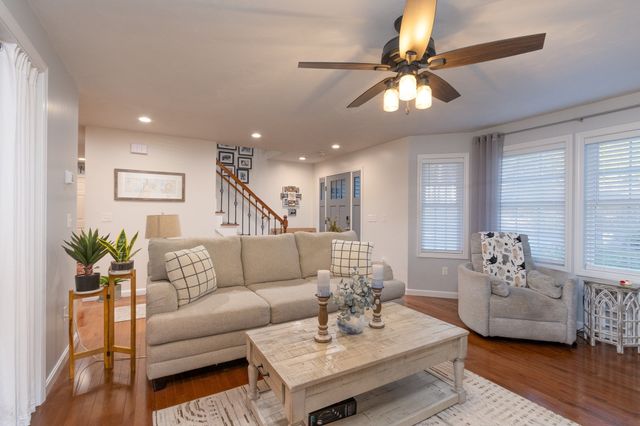 12 Gardner Ave, Sturbridge, MA 01566