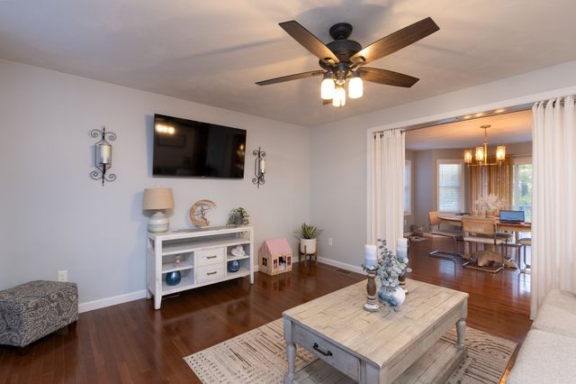 12 Gardner Ave, Sturbridge, MA 01566