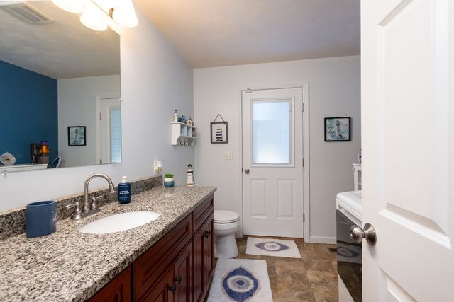 12 Gardner Ave, Sturbridge, MA 01566