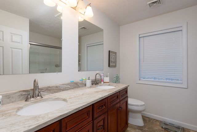 12 Gardner Ave, Sturbridge, MA 01566