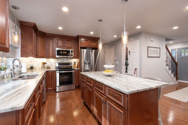 12 Gardner Ave, Sturbridge, MA 01566