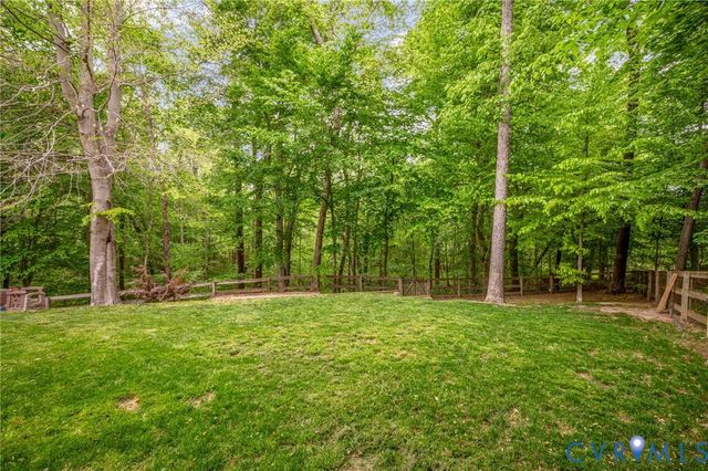 8250 Sugar Wood Dr, Mechanicsville, VA 23116