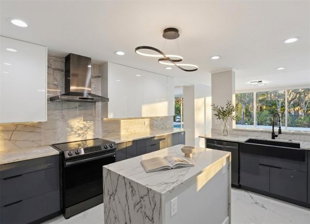 4942 HUBNER CIRCLE, Sarasota, FL 34241