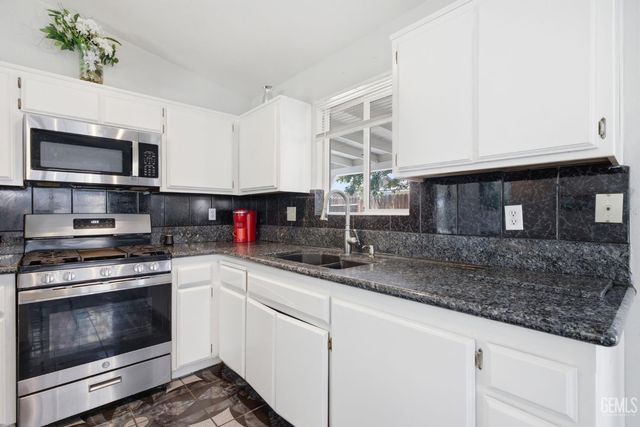 316 El Fuerte Avenue, Bakersfield, CA 93307