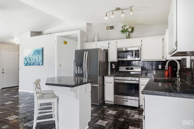 316 El Fuerte Avenue, Bakersfield, CA 93307