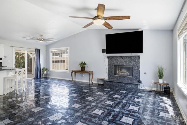 316 El Fuerte Avenue, Bakersfield, CA 93307