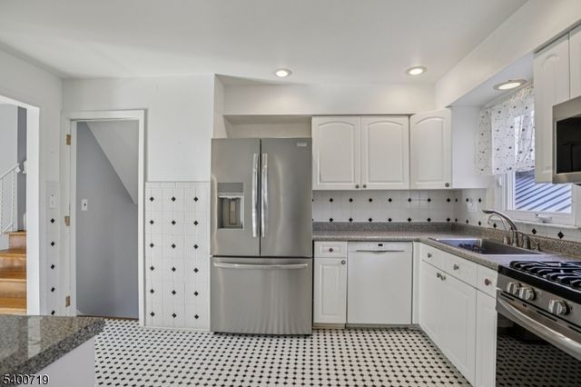 27 Stanford Pl, Wayne Twp., NJ 07470