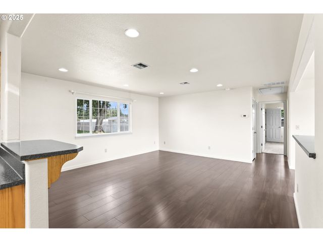 75 STURDEVANT Rd, Lebanon, OR 97355