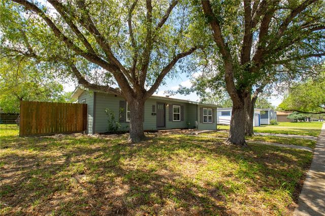 920 E Lewis St, Sinton, TX 78387