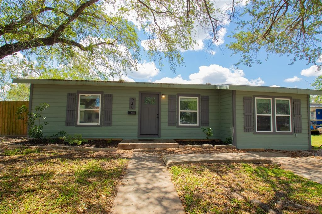 920 E Lewis St, Sinton, TX 78387