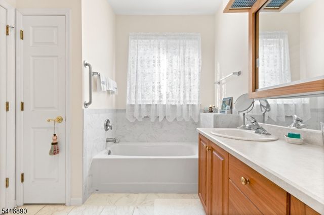 29 Stafford Ln, White Twp., NJ 07823