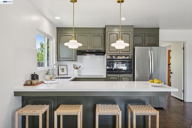 433 Kitty Hawk Rd, Alameda, CA 94501