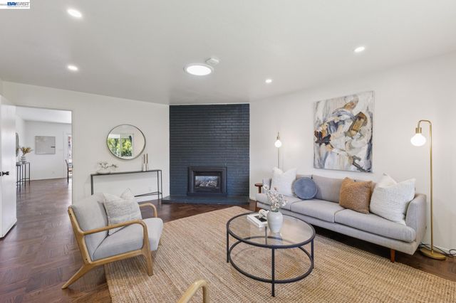 433 Kitty Hawk Rd, Alameda, CA 94501