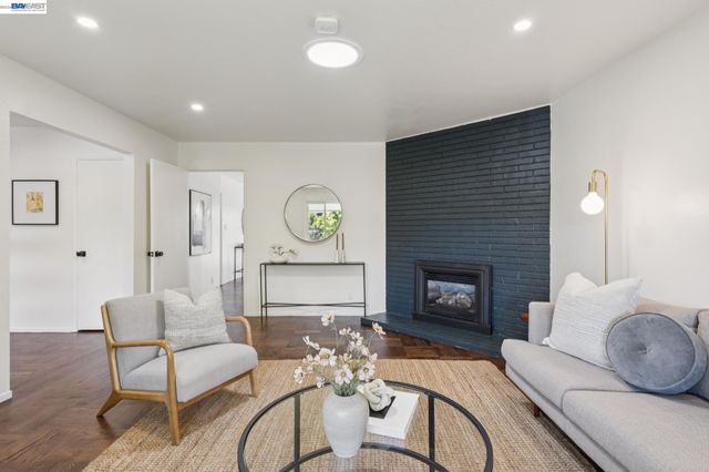 433 Kitty Hawk Rd, Alameda, CA 94501