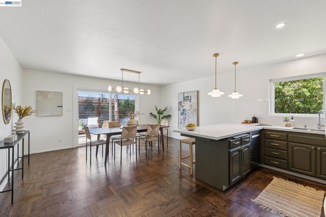 433 Kitty Hawk Rd, Alameda, CA 94501