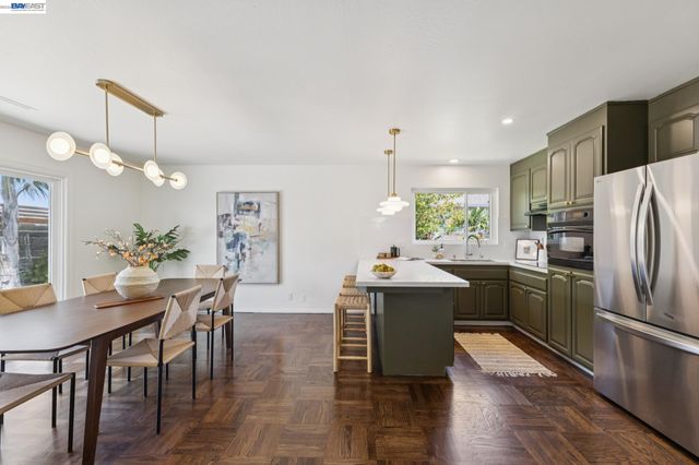 433 Kitty Hawk Rd, Alameda, CA 94501