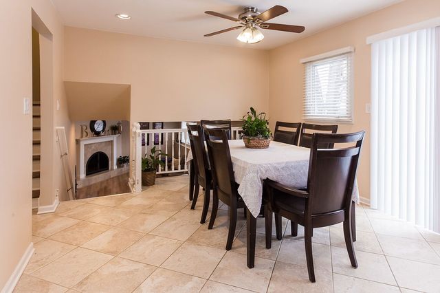 461 Middlesex Court, Buffalo Grove, IL 60089