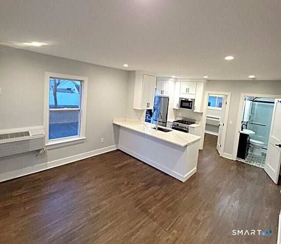 18 Harding Place 2nd Floor Back, Danbury, CT 06810