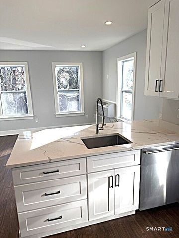 18 Harding Place 2nd Floor Back, Danbury, CT 06810