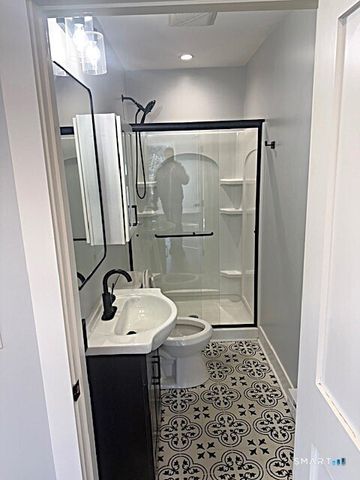 18 Harding Place 2nd Floor Back, Danbury, CT 06810